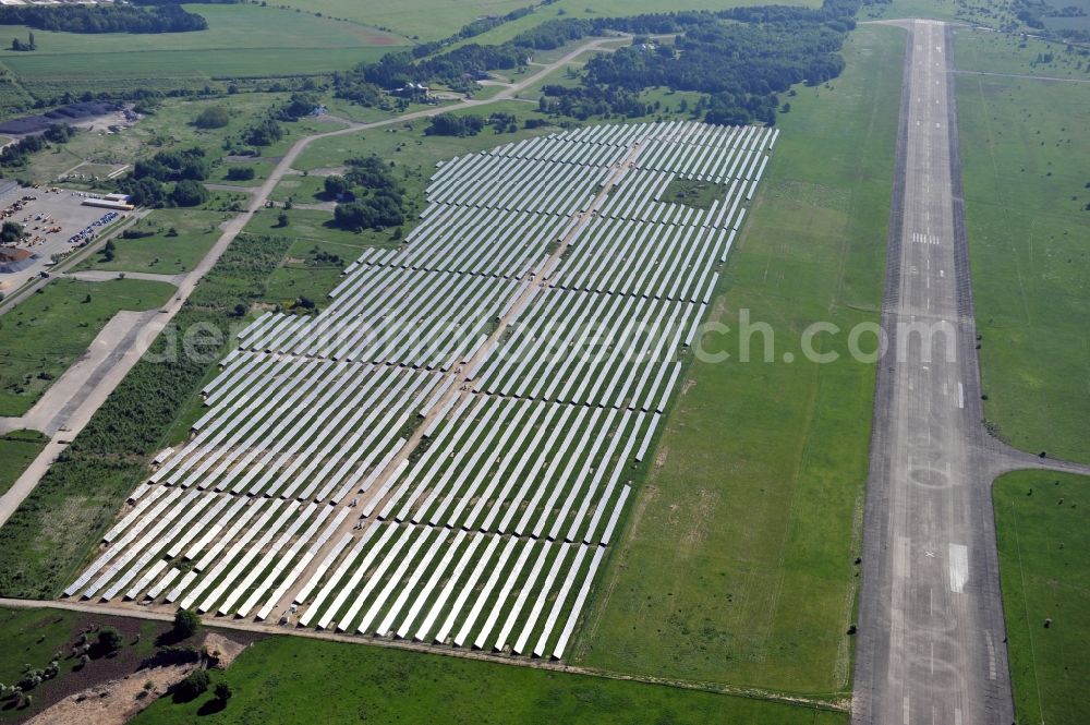 Werneuchen from above - Die fast abgeschlossenen Bauarbeiten für den Solarpark / die Photovoltaikanlage Werneuchen. Die mit der Solaranlage zu bebauende Fäche befindet sich nordwestlich der Start- und Landebahn vom Sonderlandeplatz / Flugplatz Werneuchen. Ein Projekt der S Quadrat Werneuchen Grundstücks GmbH & Co. KG. Construction preparation for the Solar Park / photovoltaic system Werneuchen.