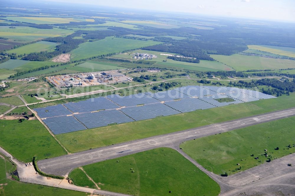 Werneuchen from the bird's eye view: Die fast abgeschlossenen Bauarbeiten für den Solarpark / die Photovoltaikanlage Werneuchen. Die mit der Solaranlage zu bebauende Fäche befindet sich nordwestlich der Start- und Landebahn vom Sonderlandeplatz / Flugplatz Werneuchen. Ein Projekt der S Quadrat Werneuchen Grundstücks GmbH & Co. KG. Construction preparation for the Solar Park / photovoltaic system Werneuchen.