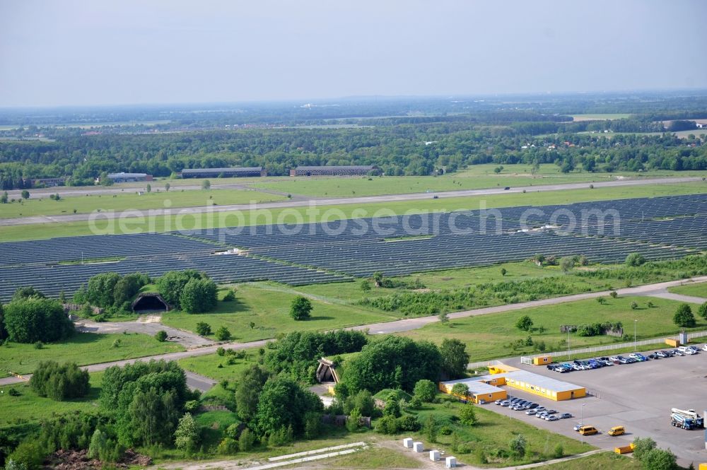 Aerial image Werneuchen - Die fast abgeschlossenen Bauarbeiten für den Solarpark / die Photovoltaikanlage Werneuchen. Die mit der Solaranlage zu bebauende Fäche befindet sich nordwestlich der Start- und Landebahn vom Sonderlandeplatz / Flugplatz Werneuchen. Ein Projekt der S Quadrat Werneuchen Grundstücks GmbH & Co. KG. Construction preparation for the Solar Park / photovoltaic system Werneuchen.