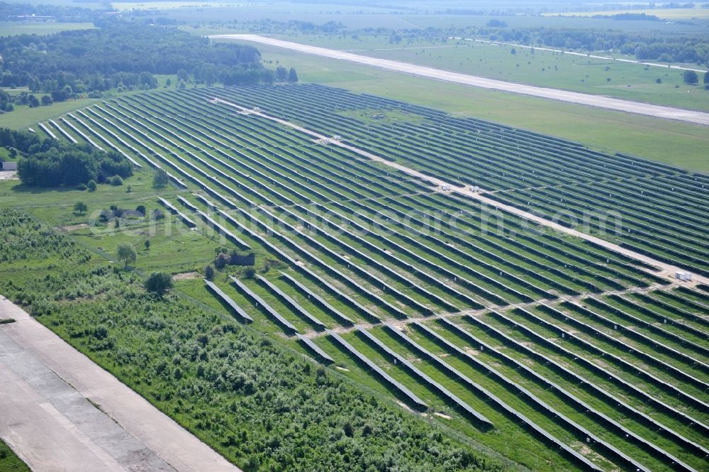 Aerial photograph Werneuchen - Die fast abgeschlossenen Bauarbeiten für den Solarpark / die Photovoltaikanlage Werneuchen. Die mit der Solaranlage zu bebauende Fäche befindet sich nordwestlich der Start- und Landebahn vom Sonderlandeplatz / Flugplatz Werneuchen. Ein Projekt der S Quadrat Werneuchen Grundstücks GmbH & Co. KG. Construction preparation for the Solar Park / photovoltaic system Werneuchen.