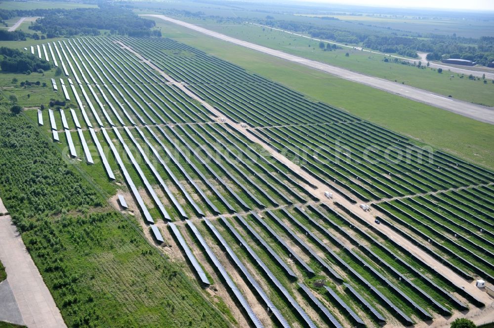 Werneuchen from above - Die fast abgeschlossenen Bauarbeiten für den Solarpark / die Photovoltaikanlage Werneuchen. Die mit der Solaranlage zu bebauende Fäche befindet sich nordwestlich der Start- und Landebahn vom Sonderlandeplatz / Flugplatz Werneuchen. Ein Projekt der S Quadrat Werneuchen Grundstücks GmbH & Co. KG. Construction preparation for the Solar Park / photovoltaic system Werneuchen.