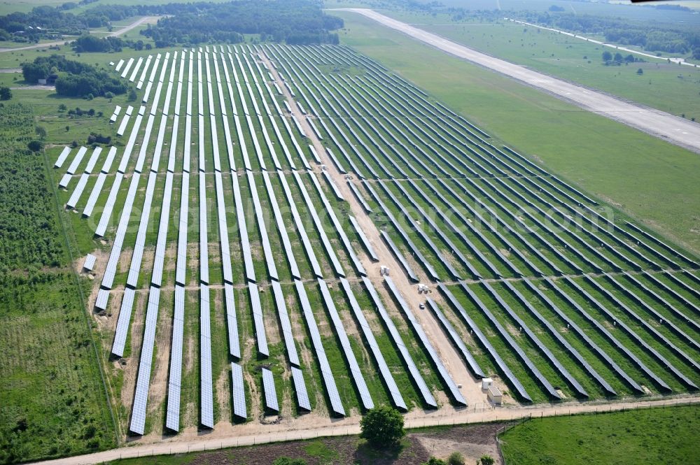 Werneuchen from the bird's eye view: Die fast abgeschlossenen Bauarbeiten für den Solarpark / die Photovoltaikanlage Werneuchen. Die mit der Solaranlage zu bebauende Fäche befindet sich nordwestlich der Start- und Landebahn vom Sonderlandeplatz / Flugplatz Werneuchen. Ein Projekt der S Quadrat Werneuchen Grundstücks GmbH & Co. KG. Construction preparation for the Solar Park / photovoltaic system Werneuchen.