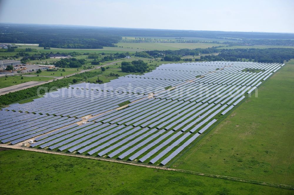 Aerial image Werneuchen - Die fast abgeschlossenen Bauarbeiten für den Solarpark / die Photovoltaikanlage Werneuchen. Die mit der Solaranlage zu bebauende Fäche befindet sich nordwestlich der Start- und Landebahn vom Sonderlandeplatz / Flugplatz Werneuchen. Ein Projekt der S Quadrat Werneuchen Grundstücks GmbH & Co. KG. Construction preparation for the Solar Park / photovoltaic system Werneuchen.