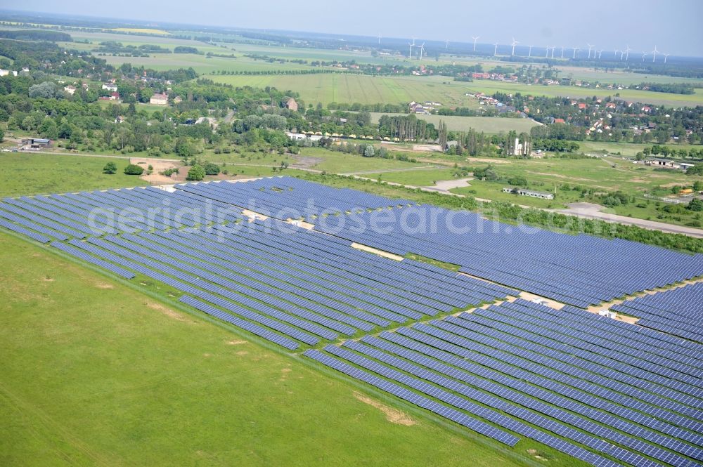 Aerial photograph Werneuchen - Die fast abgeschlossenen Bauarbeiten für den Solarpark / die Photovoltaikanlage Werneuchen. Die mit der Solaranlage zu bebauende Fäche befindet sich nordwestlich der Start- und Landebahn vom Sonderlandeplatz / Flugplatz Werneuchen. Ein Projekt der S Quadrat Werneuchen Grundstücks GmbH & Co. KG. Construction preparation for the Solar Park / photovoltaic system Werneuchen.