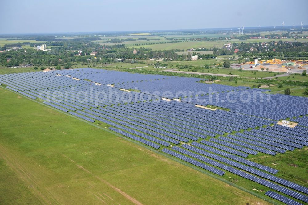 Werneuchen from above - Die fast abgeschlossenen Bauarbeiten für den Solarpark / die Photovoltaikanlage Werneuchen. Die mit der Solaranlage zu bebauende Fäche befindet sich nordwestlich der Start- und Landebahn vom Sonderlandeplatz / Flugplatz Werneuchen. Ein Projekt der S Quadrat Werneuchen Grundstücks GmbH & Co. KG. Construction preparation for the Solar Park / photovoltaic system Werneuchen.