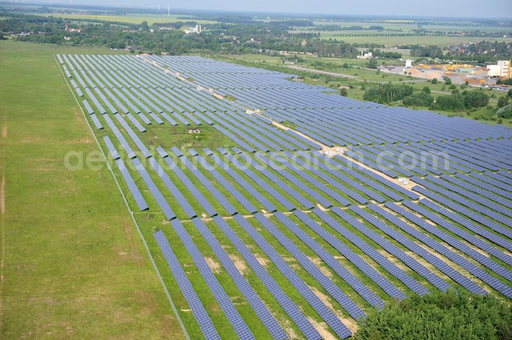 Werneuchen from the bird's eye view: Die fast abgeschlossenen Bauarbeiten für den Solarpark / die Photovoltaikanlage Werneuchen. Die mit der Solaranlage zu bebauende Fäche befindet sich nordwestlich der Start- und Landebahn vom Sonderlandeplatz / Flugplatz Werneuchen. Ein Projekt der S Quadrat Werneuchen Grundstücks GmbH & Co. KG. Construction preparation for the Solar Park / photovoltaic system Werneuchen.