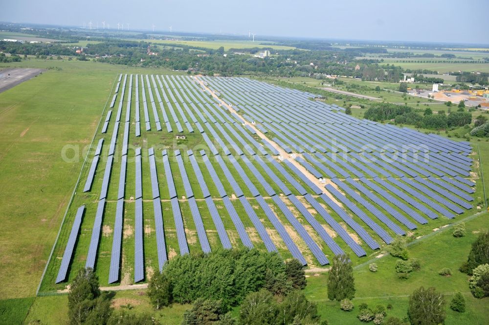 Aerial image Werneuchen - Die fast abgeschlossenen Bauarbeiten für den Solarpark / die Photovoltaikanlage Werneuchen. Die mit der Solaranlage zu bebauende Fäche befindet sich nordwestlich der Start- und Landebahn vom Sonderlandeplatz / Flugplatz Werneuchen. Ein Projekt der S Quadrat Werneuchen Grundstücks GmbH & Co. KG. Construction preparation for the Solar Park / photovoltaic system Werneuchen.