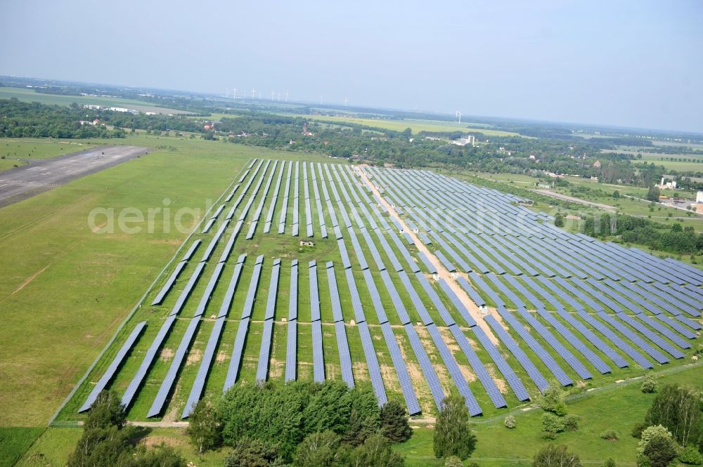 Aerial photograph Werneuchen - Die fast abgeschlossenen Bauarbeiten für den Solarpark / die Photovoltaikanlage Werneuchen. Die mit der Solaranlage zu bebauende Fäche befindet sich nordwestlich der Start- und Landebahn vom Sonderlandeplatz / Flugplatz Werneuchen. Ein Projekt der S Quadrat Werneuchen Grundstücks GmbH & Co. KG. Construction preparation for the Solar Park / photovoltaic system Werneuchen.