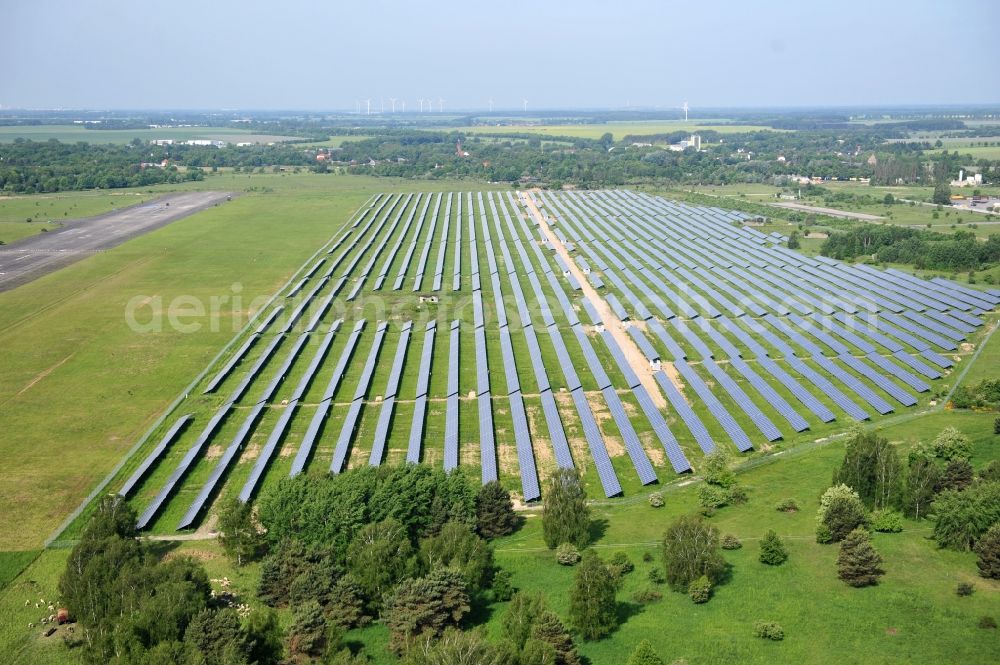 Werneuchen from above - Die fast abgeschlossenen Bauarbeiten für den Solarpark / die Photovoltaikanlage Werneuchen. Die mit der Solaranlage zu bebauende Fäche befindet sich nordwestlich der Start- und Landebahn vom Sonderlandeplatz / Flugplatz Werneuchen. Ein Projekt der S Quadrat Werneuchen Grundstücks GmbH & Co. KG. Construction preparation for the Solar Park / photovoltaic system Werneuchen.