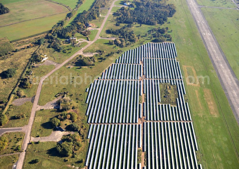 Werneuchen from the bird's eye view: Die fast abgeschlossenen Bauarbeiten für den Solarpark / die Photovoltaikanlage Werneuchen. Die mit der Solaranlage zu bebauende Fäche befindet sich nordwestlich der Start- und Landebahn vom Sonderlandeplatz / Flugplatz Werneuchen. Ein Projekt der S Quadrat Werneuchen Grundstücks GmbH & Co. KG. Construction preparation for the Solar Park / photovoltaic system Werneuchen.