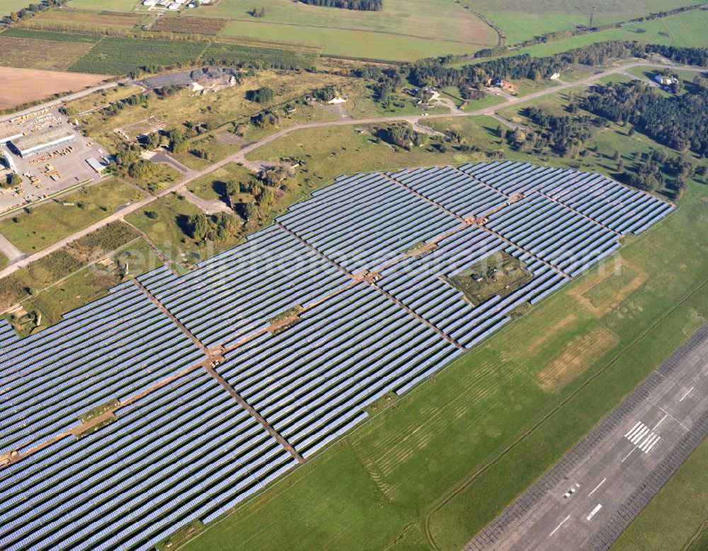 Aerial image Werneuchen - Die fast abgeschlossenen Bauarbeiten für den Solarpark / die Photovoltaikanlage Werneuchen. Die mit der Solaranlage zu bebauende Fäche befindet sich nordwestlich der Start- und Landebahn vom Sonderlandeplatz / Flugplatz Werneuchen. Ein Projekt der S Quadrat Werneuchen Grundstücks GmbH & Co. KG. Construction preparation for the Solar Park / photovoltaic system Werneuchen.