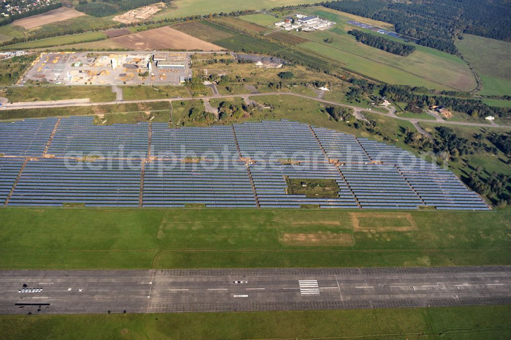 Aerial photograph Werneuchen - Die fast abgeschlossenen Bauarbeiten für den Solarpark / die Photovoltaikanlage Werneuchen. Die mit der Solaranlage zu bebauende Fäche befindet sich nordwestlich der Start- und Landebahn vom Sonderlandeplatz / Flugplatz Werneuchen. Ein Projekt der S Quadrat Werneuchen Grundstücks GmbH & Co. KG. Construction preparation for the Solar Park / photovoltaic system Werneuchen.