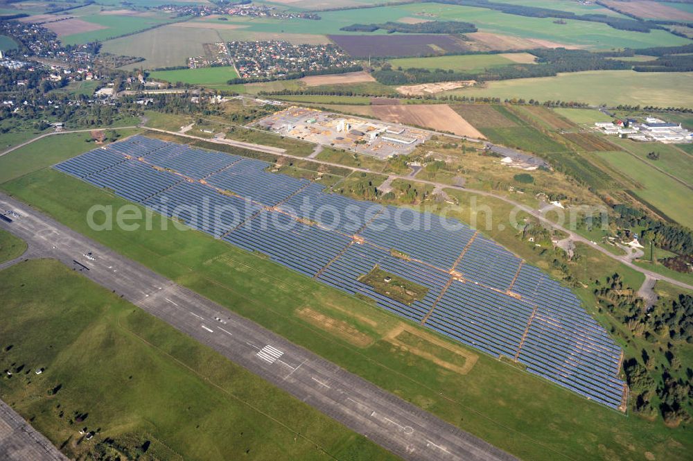 Werneuchen from above - Die fast abgeschlossenen Bauarbeiten für den Solarpark / die Photovoltaikanlage Werneuchen. Die mit der Solaranlage zu bebauende Fäche befindet sich nordwestlich der Start- und Landebahn vom Sonderlandeplatz / Flugplatz Werneuchen. Ein Projekt der S Quadrat Werneuchen Grundstücks GmbH & Co. KG. Construction preparation for the Solar Park / photovoltaic system Werneuchen.