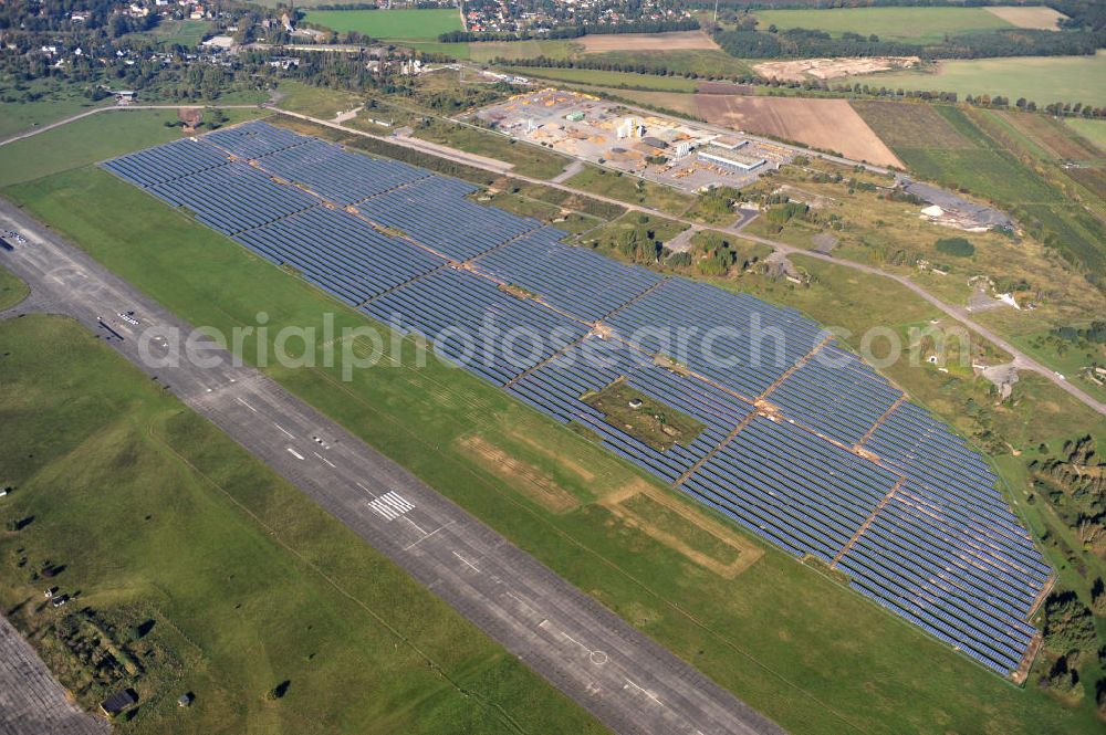 Werneuchen from the bird's eye view: Die fast abgeschlossenen Bauarbeiten für den Solarpark / die Photovoltaikanlage Werneuchen. Die mit der Solaranlage zu bebauende Fäche befindet sich nordwestlich der Start- und Landebahn vom Sonderlandeplatz / Flugplatz Werneuchen. Ein Projekt der S Quadrat Werneuchen Grundstücks GmbH & Co. KG. Construction preparation for the Solar Park / photovoltaic system Werneuchen.