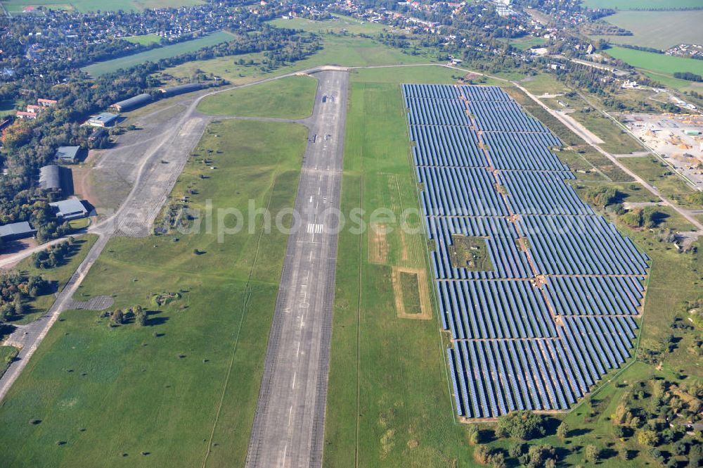 Aerial image Werneuchen - Die fast abgeschlossenen Bauarbeiten für den Solarpark / die Photovoltaikanlage Werneuchen. Die mit der Solaranlage zu bebauende Fäche befindet sich nordwestlich der Start- und Landebahn vom Sonderlandeplatz / Flugplatz Werneuchen. Ein Projekt der S Quadrat Werneuchen Grundstücks GmbH & Co. KG. Construction preparation for the Solar Park / photovoltaic system Werneuchen.