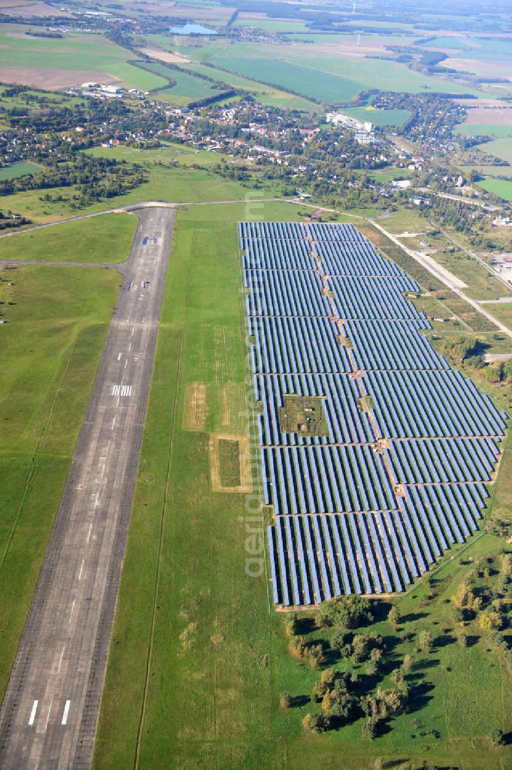 Aerial photograph Werneuchen - Die fast abgeschlossenen Bauarbeiten für den Solarpark / die Photovoltaikanlage Werneuchen. Die mit der Solaranlage zu bebauende Fäche befindet sich nordwestlich der Start- und Landebahn vom Sonderlandeplatz / Flugplatz Werneuchen. Ein Projekt der S Quadrat Werneuchen Grundstücks GmbH & Co. KG. Construction preparation for the Solar Park / photovoltaic system Werneuchen.