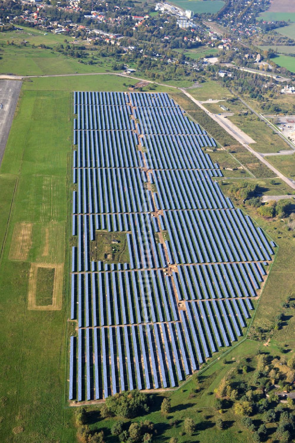 Werneuchen from above - Die fast abgeschlossenen Bauarbeiten für den Solarpark / die Photovoltaikanlage Werneuchen. Die mit der Solaranlage zu bebauende Fäche befindet sich nordwestlich der Start- und Landebahn vom Sonderlandeplatz / Flugplatz Werneuchen. Ein Projekt der S Quadrat Werneuchen Grundstücks GmbH & Co. KG. Construction preparation for the Solar Park / photovoltaic system Werneuchen.