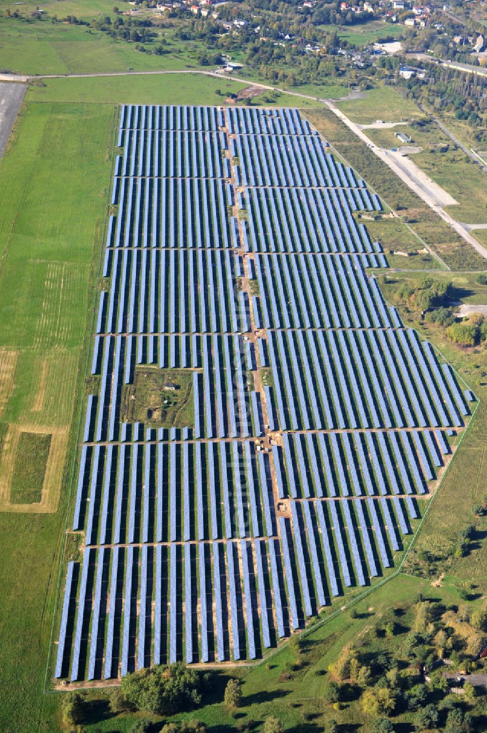 Werneuchen from the bird's eye view: Die fast abgeschlossenen Bauarbeiten für den Solarpark / die Photovoltaikanlage Werneuchen. Die mit der Solaranlage zu bebauende Fäche befindet sich nordwestlich der Start- und Landebahn vom Sonderlandeplatz / Flugplatz Werneuchen. Ein Projekt der S Quadrat Werneuchen Grundstücks GmbH & Co. KG. Construction preparation for the Solar Park / photovoltaic system Werneuchen.