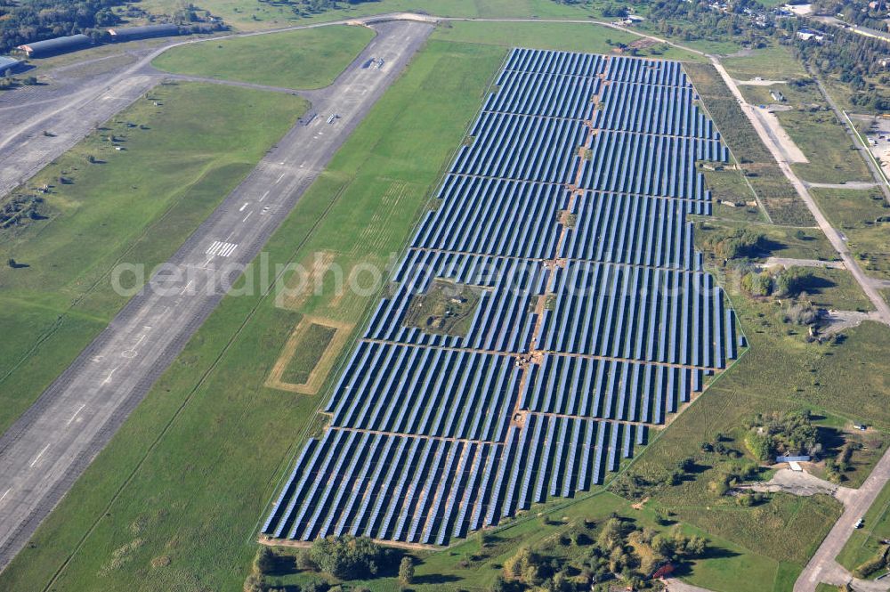 Aerial image Werneuchen - Die fast abgeschlossenen Bauarbeiten für den Solarpark / die Photovoltaikanlage Werneuchen. Die mit der Solaranlage zu bebauende Fäche befindet sich nordwestlich der Start- und Landebahn vom Sonderlandeplatz / Flugplatz Werneuchen. Ein Projekt der S Quadrat Werneuchen Grundstücks GmbH & Co. KG. Construction preparation for the Solar Park / photovoltaic system Werneuchen.