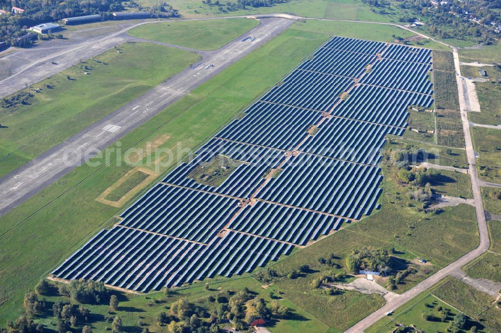 Aerial photograph Werneuchen - Die fast abgeschlossenen Bauarbeiten für den Solarpark / die Photovoltaikanlage Werneuchen. Die mit der Solaranlage zu bebauende Fäche befindet sich nordwestlich der Start- und Landebahn vom Sonderlandeplatz / Flugplatz Werneuchen. Ein Projekt der S Quadrat Werneuchen Grundstücks GmbH & Co. KG. Construction preparation for the Solar Park / photovoltaic system Werneuchen.