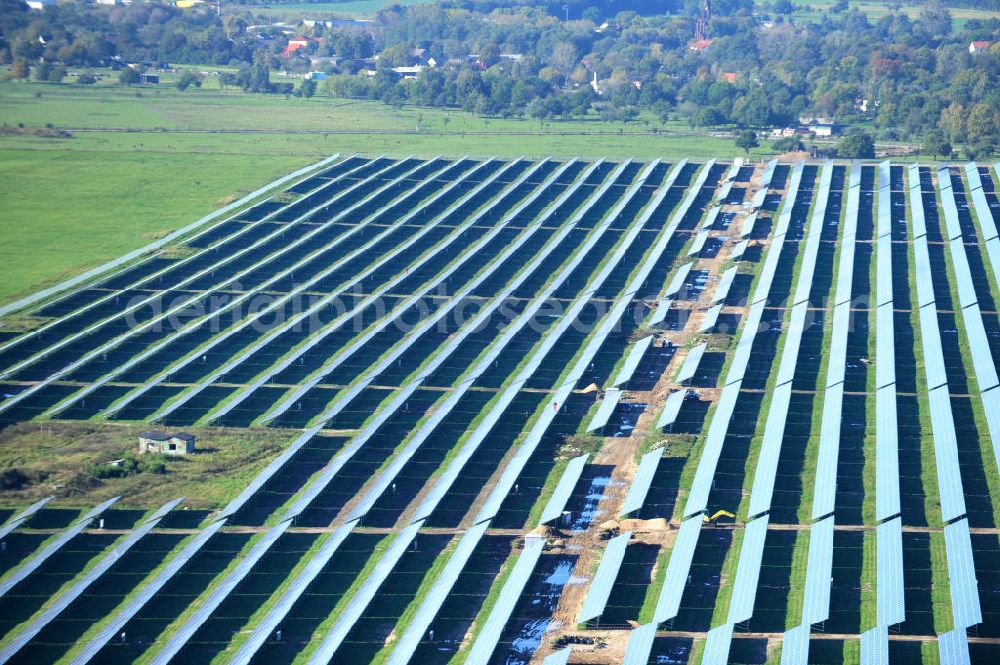 Werneuchen from above - Die fast abgeschlossenen Bauarbeiten für den Solarpark / die Photovoltaikanlage Werneuchen. Die mit der Solaranlage zu bebauende Fäche befindet sich nordwestlich der Start- und Landebahn vom Sonderlandeplatz / Flugplatz Werneuchen. Ein Projekt der S Quadrat Werneuchen Grundstücks GmbH & Co. KG. Construction preparation for the Solar Park / photovoltaic system Werneuchen.