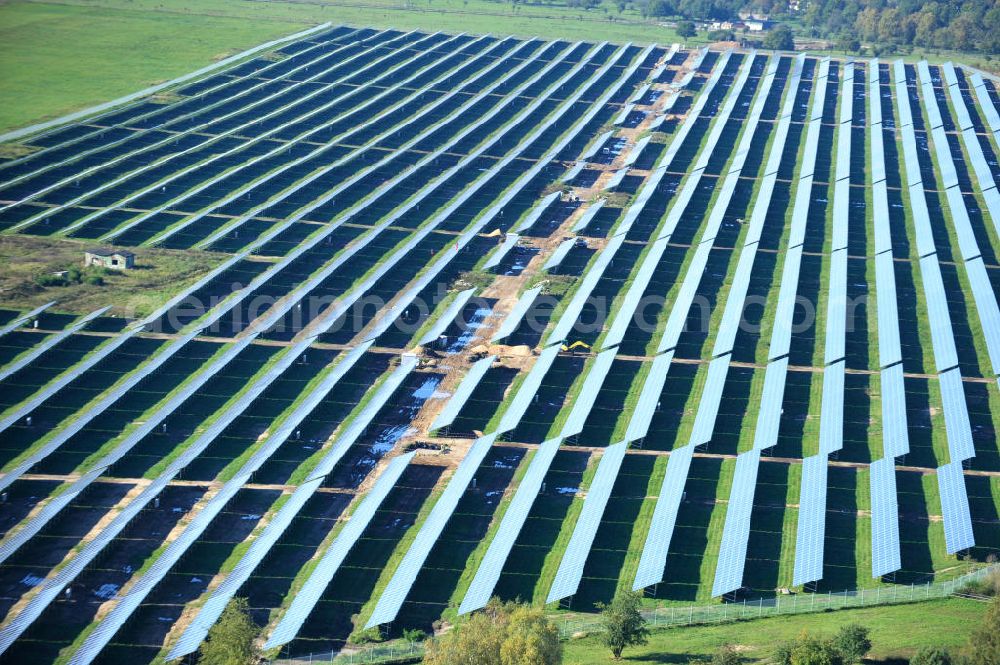 Werneuchen from the bird's eye view: Die fast abgeschlossenen Bauarbeiten für den Solarpark / die Photovoltaikanlage Werneuchen. Die mit der Solaranlage zu bebauende Fäche befindet sich nordwestlich der Start- und Landebahn vom Sonderlandeplatz / Flugplatz Werneuchen. Ein Projekt der S Quadrat Werneuchen Grundstücks GmbH & Co. KG. Construction preparation for the Solar Park / photovoltaic system Werneuchen.