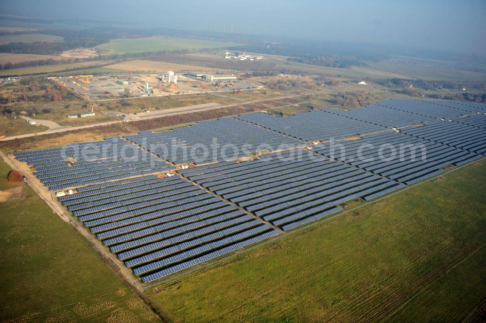 Werneuchen from above - Die fast abgeschlossenen Bauarbeiten für den Solarpark / die Photovoltaikanlage Werneuchen. Die mit der Solaranlage zu bebauende Fäche befindet sich nordwestlich der Start- und Landebahn vom Sonderlandeplatz / Flugplatz Werneuchen. Ein Projekt der S Quadrat Werneuchen Grundstücks GmbH & Co. KG. Construction preparation for the Solar Park / photovoltaic system Werneuchen.