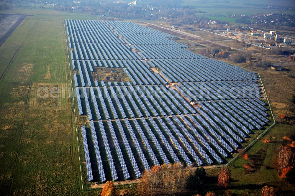 Aerial image Werneuchen - Die fast abgeschlossenen Bauarbeiten für den Solarpark / die Photovoltaikanlage Werneuchen. Die mit der Solaranlage zu bebauende Fäche befindet sich nordwestlich der Start- und Landebahn vom Sonderlandeplatz / Flugplatz Werneuchen. Ein Projekt der S Quadrat Werneuchen Grundstücks GmbH & Co. KG. Construction preparation for the Solar Park / photovoltaic system Werneuchen.