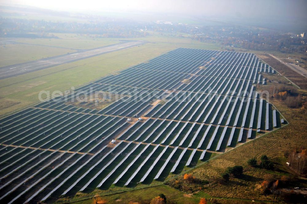 Aerial photograph Werneuchen - Die fast abgeschlossenen Bauarbeiten für den Solarpark / die Photovoltaikanlage Werneuchen. Die mit der Solaranlage zu bebauende Fäche befindet sich nordwestlich der Start- und Landebahn vom Sonderlandeplatz / Flugplatz Werneuchen. Ein Projekt der S Quadrat Werneuchen Grundstücks GmbH & Co. KG. Construction preparation for the Solar Park / photovoltaic system Werneuchen.