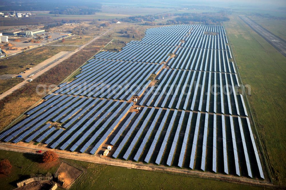 Werneuchen from above - Die fast abgeschlossenen Bauarbeiten für den Solarpark / die Photovoltaikanlage Werneuchen. Die mit der Solaranlage zu bebauende Fäche befindet sich nordwestlich der Start- und Landebahn vom Sonderlandeplatz / Flugplatz Werneuchen. Ein Projekt der S Quadrat Werneuchen Grundstücks GmbH & Co. KG. Construction preparation for the Solar Park / photovoltaic system Werneuchen.