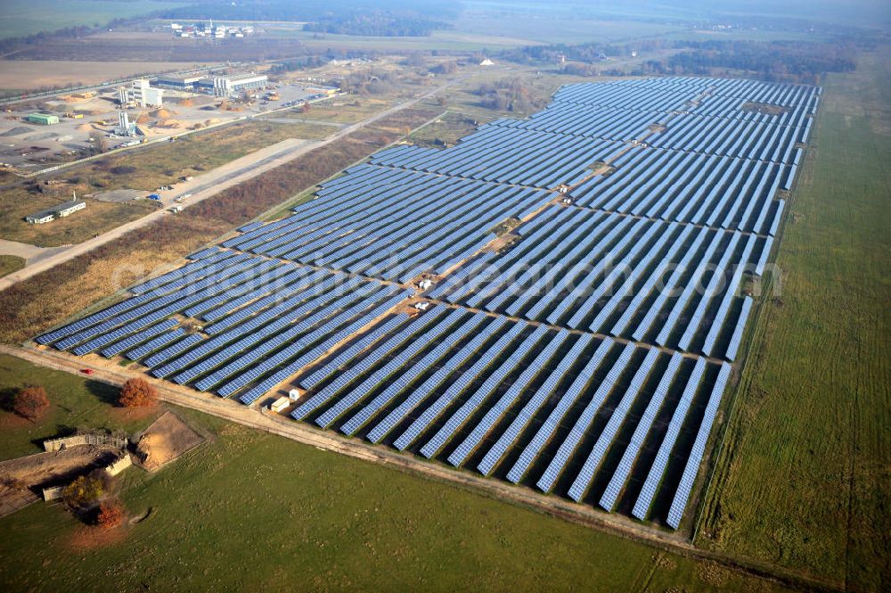 Aerial image Werneuchen - Die fast abgeschlossenen Bauarbeiten für den Solarpark / die Photovoltaikanlage Werneuchen. Die mit der Solaranlage zu bebauende Fäche befindet sich nordwestlich der Start- und Landebahn vom Sonderlandeplatz / Flugplatz Werneuchen. Ein Projekt der S Quadrat Werneuchen Grundstücks GmbH & Co. KG. Construction preparation for the Solar Park / photovoltaic system Werneuchen.