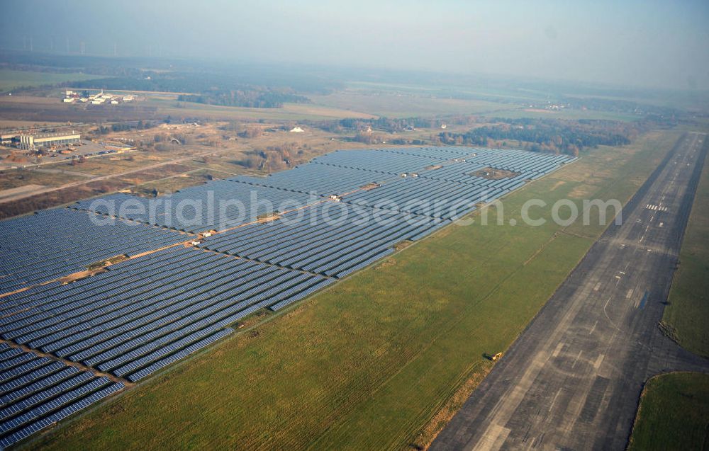 Aerial photograph Werneuchen - Die fast abgeschlossenen Bauarbeiten für den Solarpark / die Photovoltaikanlage Werneuchen. Die mit der Solaranlage zu bebauende Fäche befindet sich nordwestlich der Start- und Landebahn vom Sonderlandeplatz / Flugplatz Werneuchen. Ein Projekt der S Quadrat Werneuchen Grundstücks GmbH & Co. KG. Construction preparation for the Solar Park / photovoltaic system Werneuchen.