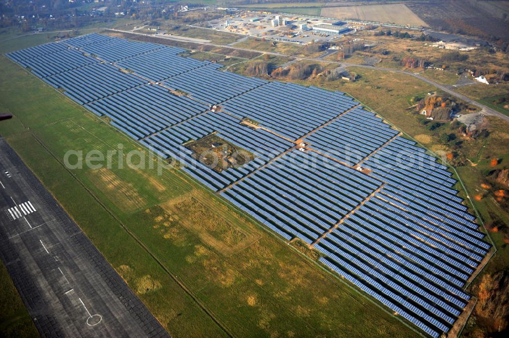 Werneuchen from the bird's eye view: Die fast abgeschlossenen Bauarbeiten für den Solarpark / die Photovoltaikanlage Werneuchen. Die mit der Solaranlage zu bebauende Fäche befindet sich nordwestlich der Start- und Landebahn vom Sonderlandeplatz / Flugplatz Werneuchen. Ein Projekt der S Quadrat Werneuchen Grundstücks GmbH & Co. KG. Construction preparation for the Solar Park / photovoltaic system Werneuchen.