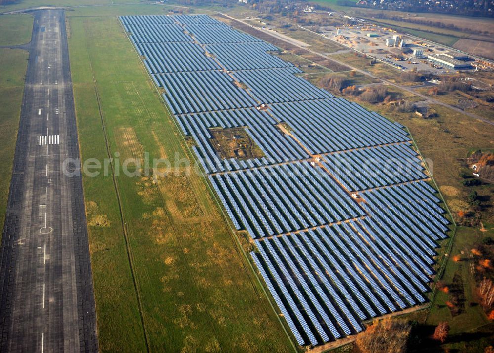 Aerial image Werneuchen - Die fast abgeschlossenen Bauarbeiten für den Solarpark / die Photovoltaikanlage Werneuchen. Die mit der Solaranlage zu bebauende Fäche befindet sich nordwestlich der Start- und Landebahn vom Sonderlandeplatz / Flugplatz Werneuchen. Ein Projekt der S Quadrat Werneuchen Grundstücks GmbH & Co. KG. Construction preparation for the Solar Park / photovoltaic system Werneuchen.