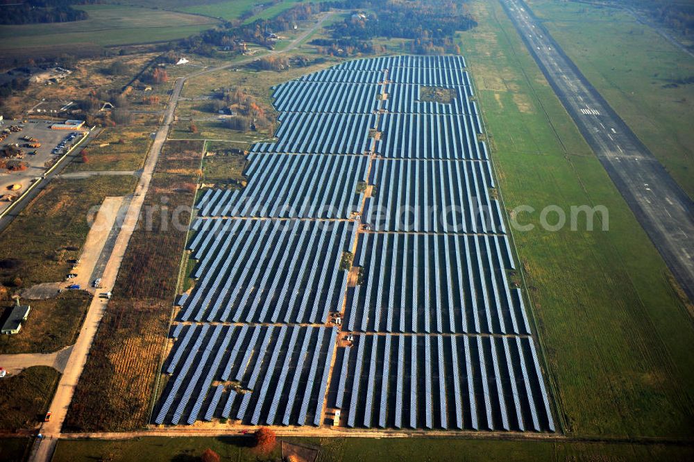 Aerial photograph Werneuchen - Die fast abgeschlossenen Bauarbeiten für den Solarpark / die Photovoltaikanlage Werneuchen. Die mit der Solaranlage zu bebauende Fäche befindet sich nordwestlich der Start- und Landebahn vom Sonderlandeplatz / Flugplatz Werneuchen. Ein Projekt der S Quadrat Werneuchen Grundstücks GmbH & Co. KG. Construction preparation for the Solar Park / photovoltaic system Werneuchen.