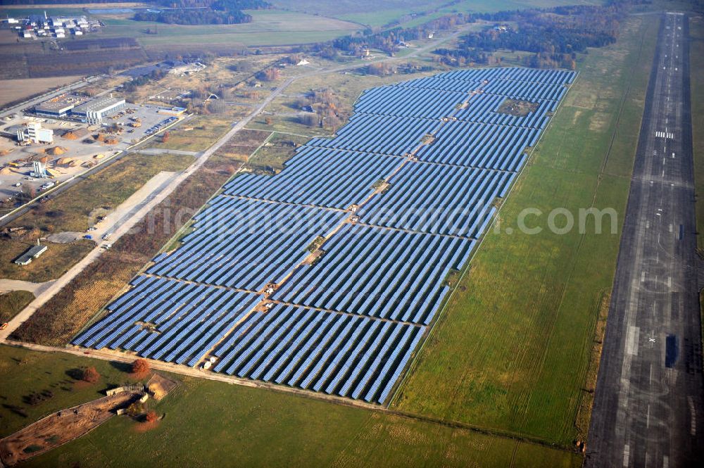 Werneuchen from the bird's eye view: Die fast abgeschlossenen Bauarbeiten für den Solarpark / die Photovoltaikanlage Werneuchen. Die mit der Solaranlage zu bebauende Fäche befindet sich nordwestlich der Start- und Landebahn vom Sonderlandeplatz / Flugplatz Werneuchen. Ein Projekt der S Quadrat Werneuchen Grundstücks GmbH & Co. KG. Construction preparation for the Solar Park / photovoltaic system Werneuchen.