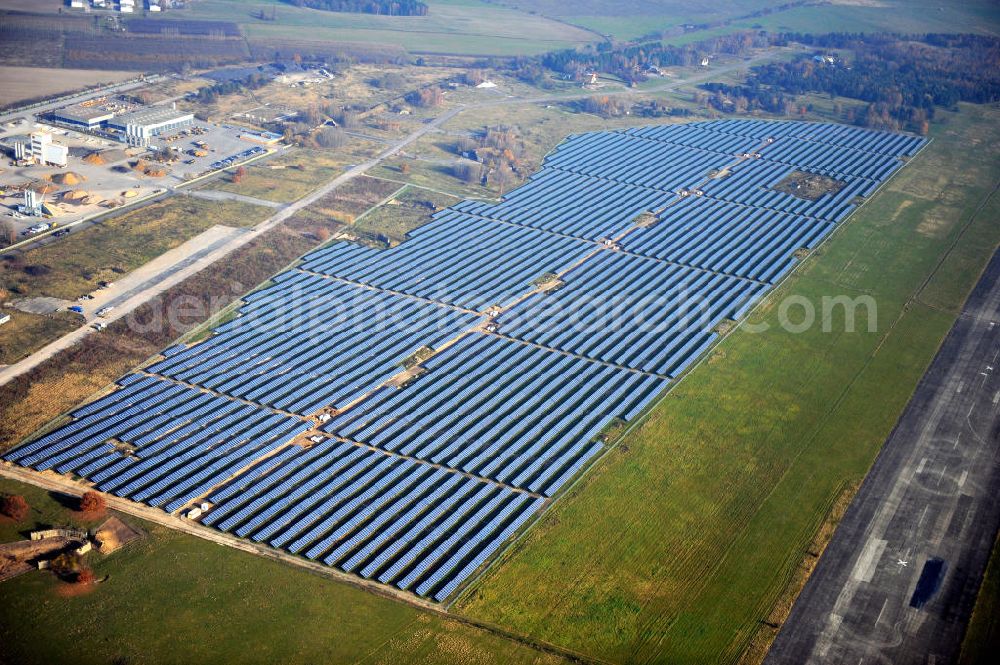 Aerial image Werneuchen - Die fast abgeschlossenen Bauarbeiten für den Solarpark / die Photovoltaikanlage Werneuchen. Die mit der Solaranlage zu bebauende Fäche befindet sich nordwestlich der Start- und Landebahn vom Sonderlandeplatz / Flugplatz Werneuchen. Ein Projekt der S Quadrat Werneuchen Grundstücks GmbH & Co. KG. Construction preparation for the Solar Park / photovoltaic system Werneuchen.