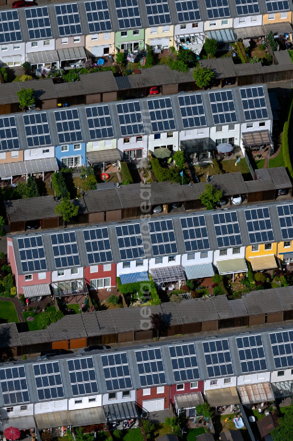 Bremen from above - Solar panels of a PV photovoltaic system on the roof of a residential area of a??a??a row house settlement on Ernst-Waldau-Strasse in the district Ohlenhof in Bremen, Germany