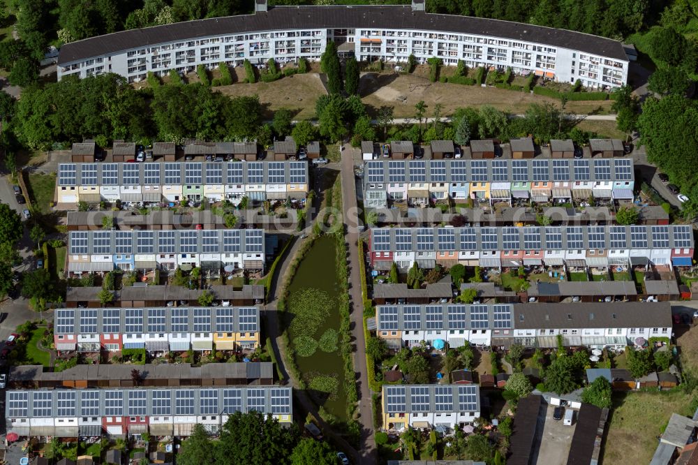 Bremen from the bird's eye view: Solar panels of a PV photovoltaic system on the roof of a residential area of a??a??a row house settlement on Ernst-Waldau-Strasse in the district Ohlenhof in Bremen, Germany