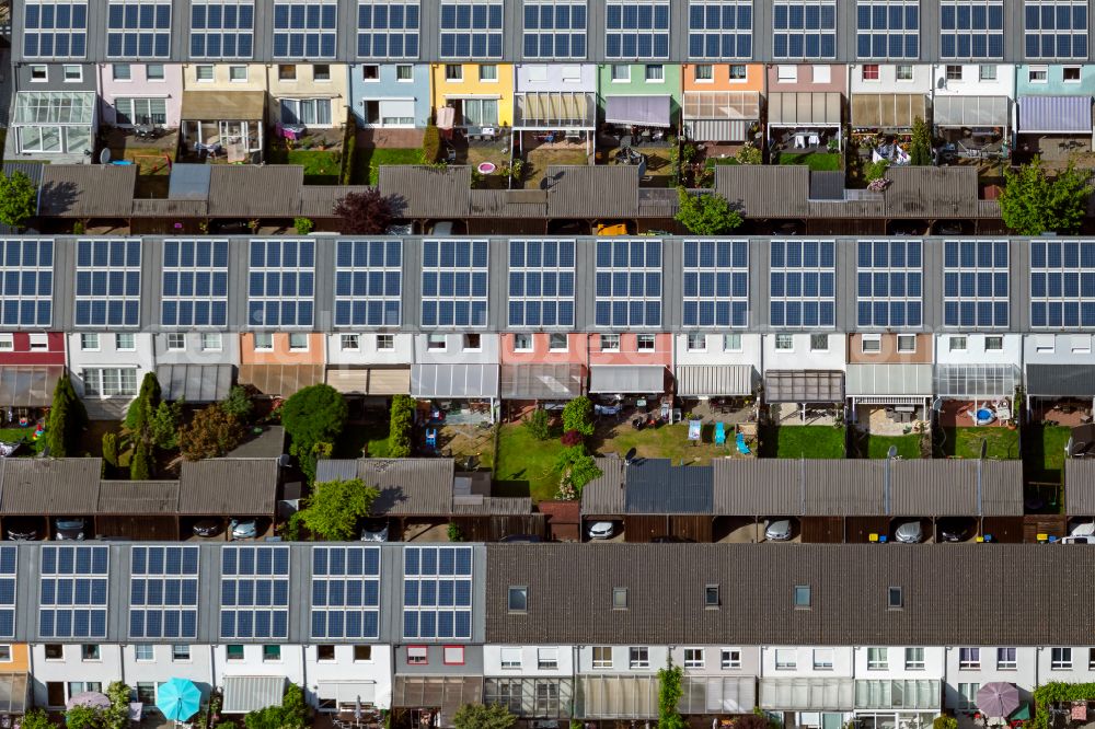 Aerial image Bremen - Solar panels of a PV photovoltaic system on the roof of a residential area of a??a??a row house settlement on Ernst-Waldau-Strasse in the district Ohlenhof in Bremen, Germany