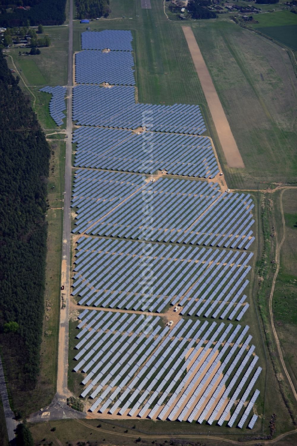 Aerial photograph Eggersdorf bei Müncheberg - View at the of the solar energy park at the airport Eggersdorf in Brandenburg