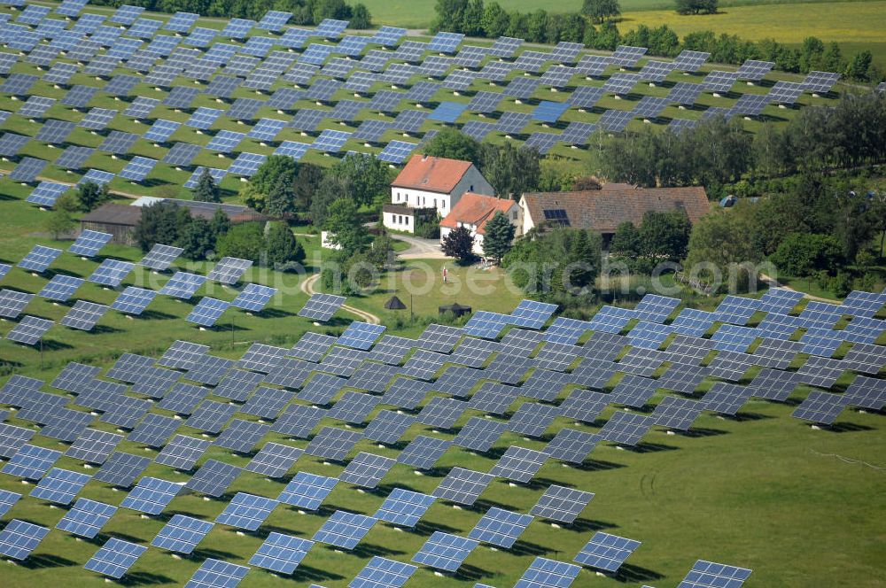 Arnstein from above - Blick auf das Solarfeld Erlasee (auch Solarstrompark Gut Erlasee) einem 2008 auf dem ehemaligen fränkischen Weingut Erlasee bei Arnstein im Landkreis Main-Spessart (Bayern) errichtetes Solarkraftwerk. Es ist ein Gemeinschaftsprojekt des Berliner Solarmodulherstellers Solon SE, des Projektierungs- und Vertriebsunternehmens S.A.G. Solarstrom AG und der E.ON Bayern AG. Jedes Feld ist auf einem drehbaren Untergestell montiert, was eine exakte Ausrichtung der Solarmodule zur Sonne hin ermöglicht. View of the solar field Erlasee (solar Park Good Erlasee) a 2008 on the former Frankish at Weingut Erlasee Arnstein in the district Main-Spessart (Bavaria) built solar power plant.