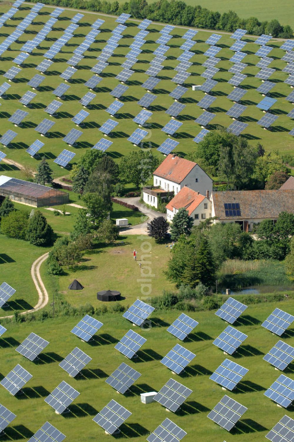 Arnstein from above - Blick auf das Solarfeld Erlasee (auch Solarstrompark Gut Erlasee) einem 2008 auf dem ehemaligen fränkischen Weingut Erlasee bei Arnstein im Landkreis Main-Spessart (Bayern) errichtetes Solarkraftwerk. Es ist ein Gemeinschaftsprojekt des Berliner Solarmodulherstellers Solon SE, des Projektierungs- und Vertriebsunternehmens S.A.G. Solarstrom AG und der E.ON Bayern AG. Jedes Feld ist auf einem drehbaren Untergestell montiert, was eine exakte Ausrichtung der Solarmodule zur Sonne hin ermöglicht. View of the solar field Erlasee (solar Park Good Erlasee) a 2008 on the former Frankish at Weingut Erlasee Arnstein in the district Main-Spessart (Bavaria) built solar power plant.