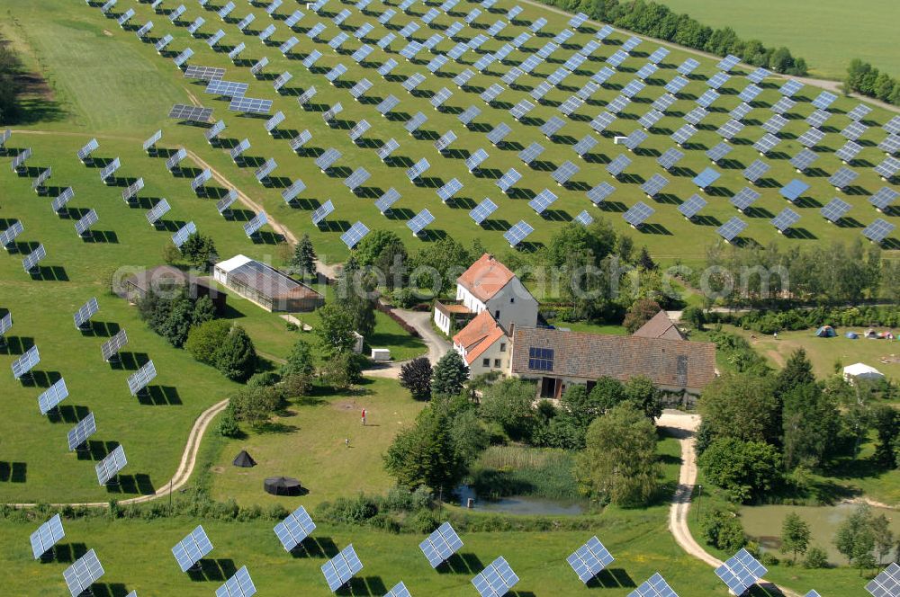 Arnstein from above - Blick auf das Solarfeld Erlasee (auch Solarstrompark Gut Erlasee) einem 2008 auf dem ehemaligen fränkischen Weingut Erlasee bei Arnstein im Landkreis Main-Spessart (Bayern) errichtetes Solarkraftwerk. Es ist ein Gemeinschaftsprojekt des Berliner Solarmodulherstellers Solon SE, des Projektierungs- und Vertriebsunternehmens S.A.G. Solarstrom AG und der E.ON Bayern AG. Jedes Feld ist auf einem drehbaren Untergestell montiert, was eine exakte Ausrichtung der Solarmodule zur Sonne hin ermöglicht. View of the solar field Erlasee (solar Park Good Erlasee) a 2008 on the former Frankish at Weingut Erlasee Arnstein in the district Main-Spessart (Bavaria) built solar power plant.