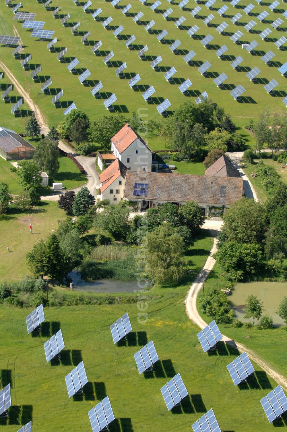 Arnstein from above - Blick auf das Solarfeld Erlasee (auch Solarstrompark Gut Erlasee) einem 2008 auf dem ehemaligen fränkischen Weingut Erlasee bei Arnstein im Landkreis Main-Spessart (Bayern) errichtetes Solarkraftwerk. Es ist ein Gemeinschaftsprojekt des Berliner Solarmodulherstellers Solon SE, des Projektierungs- und Vertriebsunternehmens S.A.G. Solarstrom AG und der E.ON Bayern AG. Jedes Feld ist auf einem drehbaren Untergestell montiert, was eine exakte Ausrichtung der Solarmodule zur Sonne hin ermöglicht. View of the solar field Erlasee (solar Park Good Erlasee) a 2008 on the former Frankish at Weingut Erlasee Arnstein in the district Main-Spessart (Bavaria) built solar power plant.