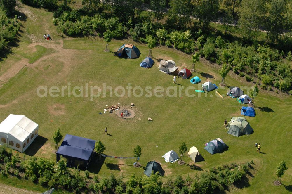 Aerial photograph Arnstein - Blick auf einem Zeltplatz am Solarfeld Erlasee (auch Solarstrompark Gut Erlasee) einem 2008 auf dem ehemaligen fränkischen Weingut Erlasee bei Arnstein im Landkreis Main-Spessart (Bayern) errichtetes Solarkraftwerk. View of the campground on the solar field Erlasee, one in 2008 on the former Frankish at Weingut Erlasee Arnstein in the district of Main-Spessart (Bavaria) built solar power plant.