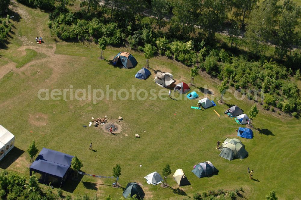 Arnstein from above - Blick auf einem Zeltplatz am Solarfeld Erlasee (auch Solarstrompark Gut Erlasee) einem 2008 auf dem ehemaligen fränkischen Weingut Erlasee bei Arnstein im Landkreis Main-Spessart (Bayern) errichtetes Solarkraftwerk. View of the campground on the solar field Erlasee, one in 2008 on the former Frankish at Weingut Erlasee Arnstein in the district of Main-Spessart (Bavaria) built solar power plant.