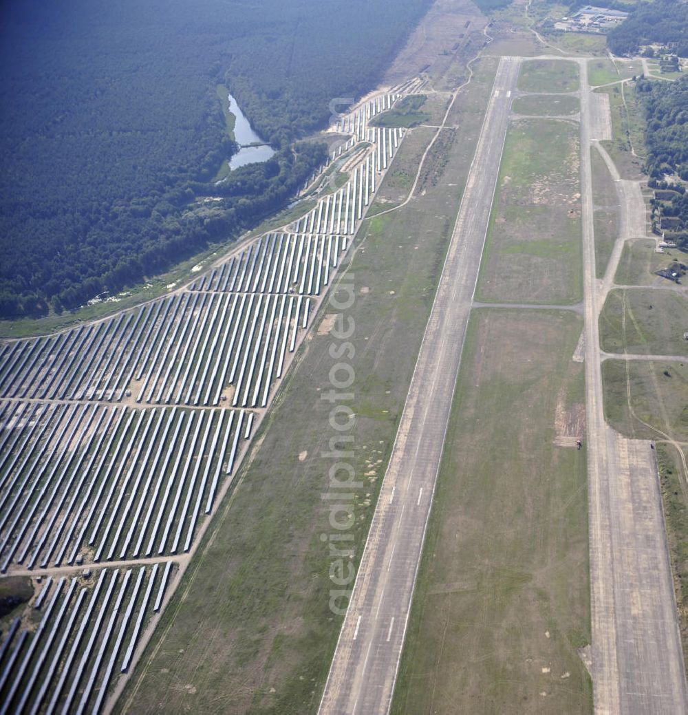 Finow from above - Blick auf die fast fertig montierten Solarfelder des neuen Solarkraftwerk Finow Tower. Die solarhybrid AG errichtet gegenwärtig auf dem ehemaligen Militärflughafen ein Solarstrom-Kraftwerk. Auftraggeber ist die solarinvestra FinowTower GmbH & Co. KG, welche als Fondsgesellschaft durch die interstrom AG und die CH2 Contorhaus Hansestadt Hamburg AG gegründet wurde und das Solarstrom-Kraftwerk betreiben wird. Eigentümer der Immobilie ist die is solarinvestra FT Grundstücks GmbH & Co. KG, eine Tochter von interstrom, die eine Teilfläche des Flughafens von 77 Hektar von der Wirtschafts-Verkehrs-Zentrum GmbH (WZV) erworben hat. View of the almost fully assembled solar fields of the new solar power plant Finow Tower. The hybrid solar AG is currently building on the former military airport, a solar power plant.