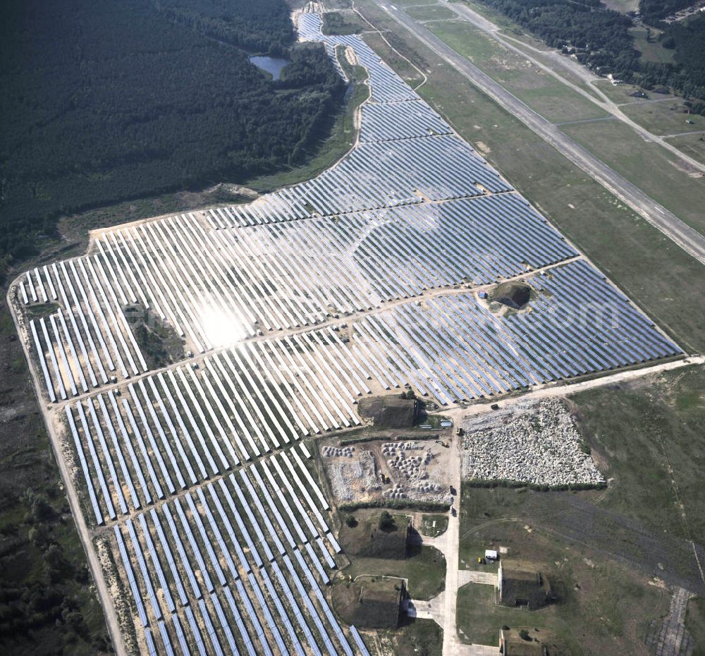 Aerial image Finow - Blick auf die fast fertig montierten Solarfelder des neuen Solarkraftwerk Finow Tower. Die solarhybrid AG errichtet gegenwärtig auf dem ehemaligen Militärflughafen ein Solarstrom-Kraftwerk. Auftraggeber ist die solarinvestra FinowTower GmbH & Co. KG, welche als Fondsgesellschaft durch die interstrom AG und die CH2 Contorhaus Hansestadt Hamburg AG gegründet wurde und das Solarstrom-Kraftwerk betreiben wird. Eigentümer der Immobilie ist die is solarinvestra FT Grundstücks GmbH & Co. KG, eine Tochter von interstrom, die eine Teilfläche des Flughafens von 77 Hektar von der Wirtschafts-Verkehrs-Zentrum GmbH (WZV) erworben hat. View of the almost fully assembled solar fields of the new solar power plant Finow Tower. The hybrid solar AG is currently building on the former military airport, a solar power plant.