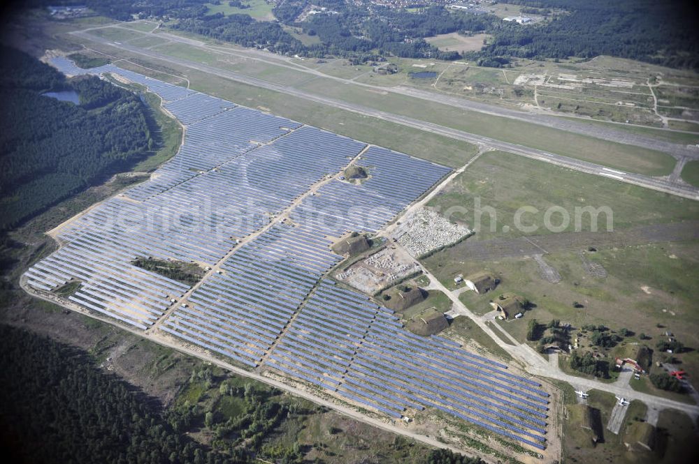 Finow from above - Blick auf die fast fertig montierten Solarfelder des neuen Solarkraftwerk Finow Tower. Die solarhybrid AG errichtet gegenwärtig auf dem ehemaligen Militärflughafen ein Solarstrom-Kraftwerk. Auftraggeber ist die solarinvestra FinowTower GmbH & Co. KG, welche als Fondsgesellschaft durch die interstrom AG und die CH2 Contorhaus Hansestadt Hamburg AG gegründet wurde und das Solarstrom-Kraftwerk betreiben wird. Eigentümer der Immobilie ist die is solarinvestra FT Grundstücks GmbH & Co. KG, eine Tochter von interstrom, die eine Teilfläche des Flughafens von 77 Hektar von der Wirtschafts-Verkehrs-Zentrum GmbH (WZV) erworben hat. View of the almost fully assembled solar fields of the new solar power plant Finow Tower. The hybrid solar AG is currently building on the former military airport, a solar power plant.